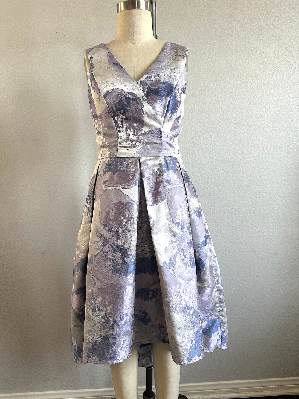 Slate & Willow Sleeveless Fit And Flare Dress Metallic Floral Jacquard V Neck